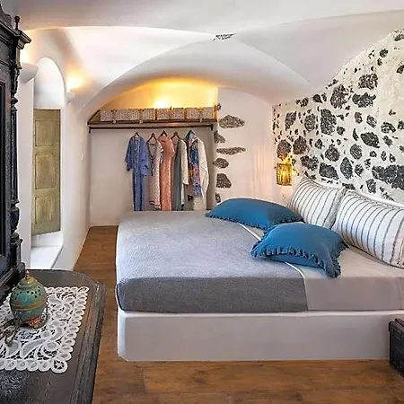 Hotel Santorini Vista Legacy Retreat - Live The History, Wake To The View *