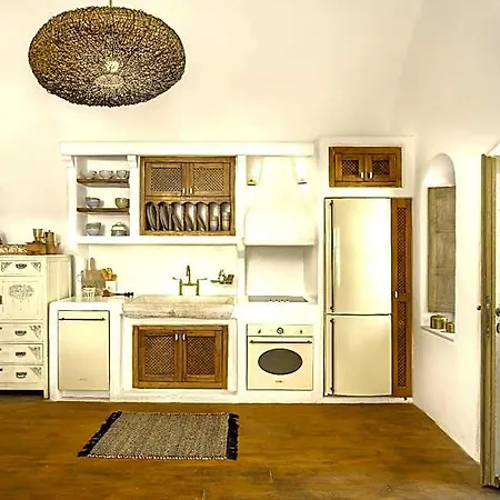 Santorini Vista Legacy Retreat - Live The History, Wake To The View Hotel
