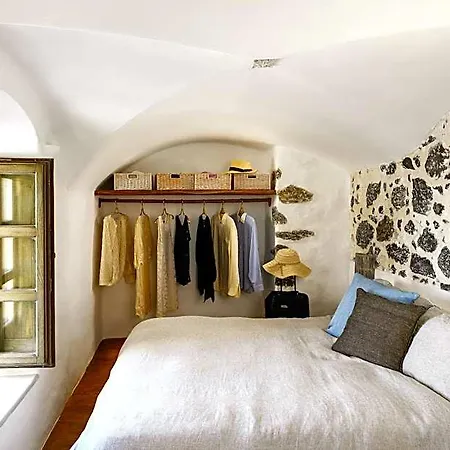 Santorini Vista Legacy Retreat - Live The History, Wake To The View Hotel